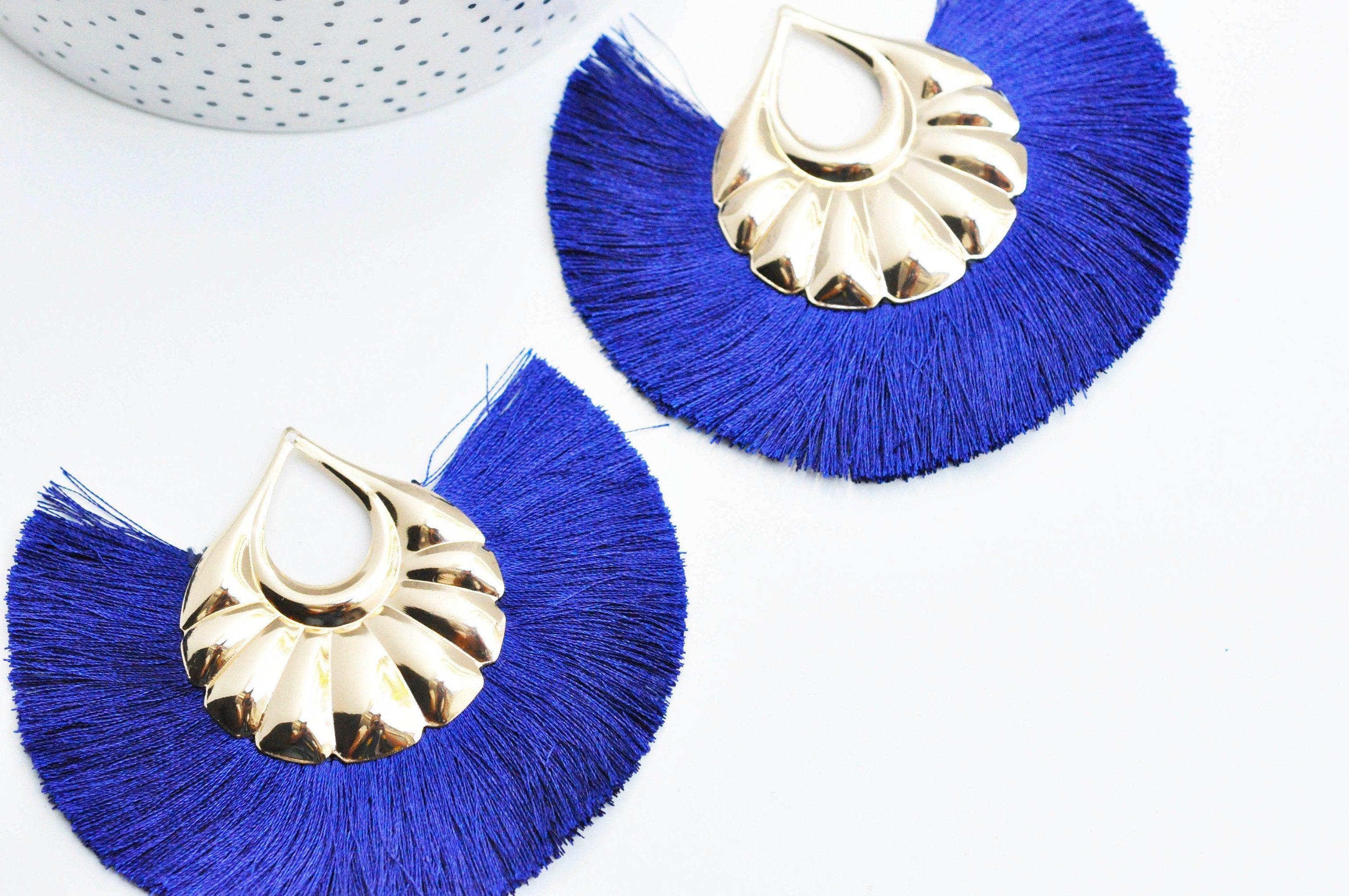 EP Pendentif large pompon fil bleu support fer doré 85-92mm, x 2 (G4535)