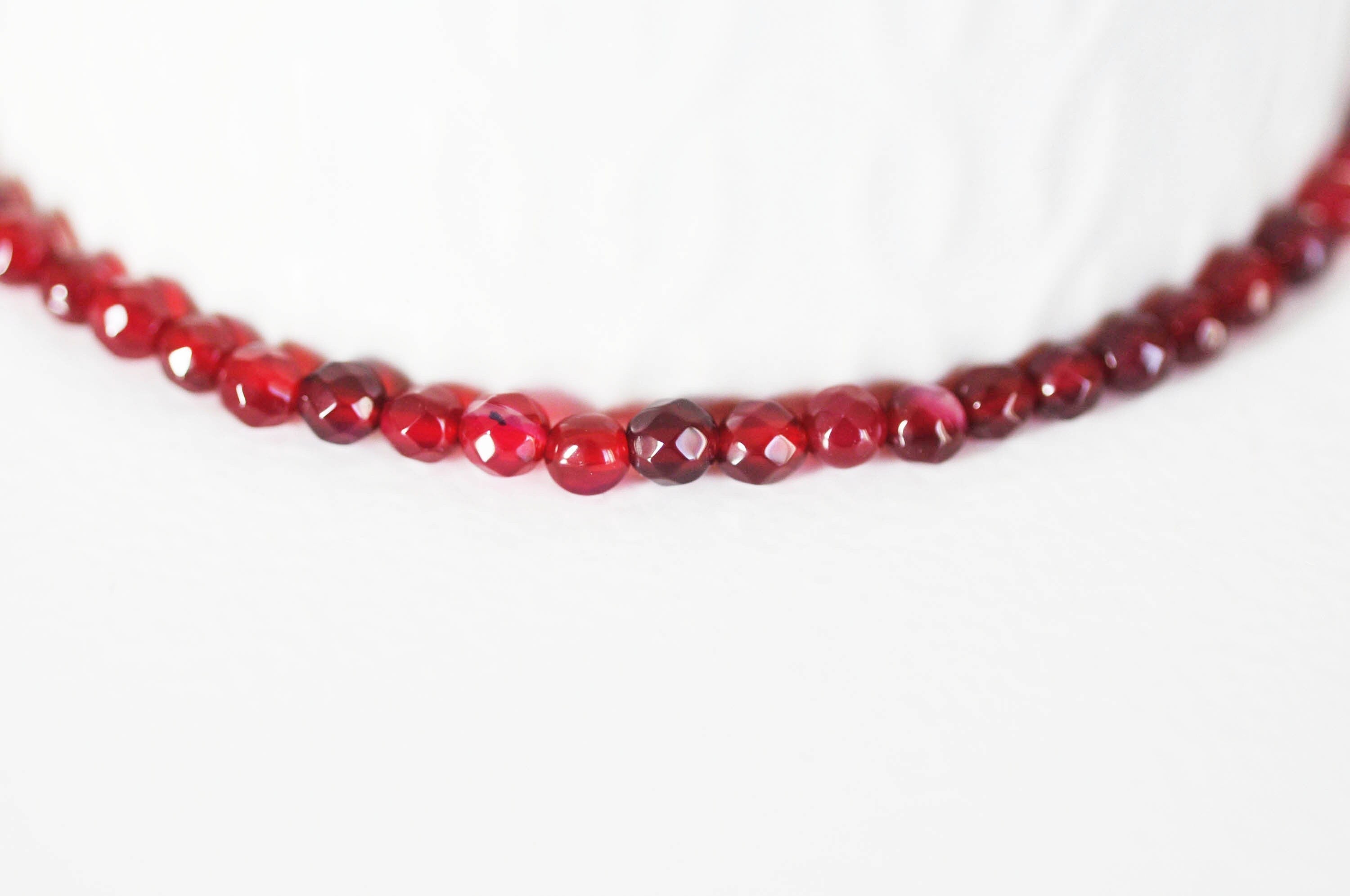 EP Perle agate naturelle teintée rouge magenta 4mm facettes, x1 fil de 35cm- G07