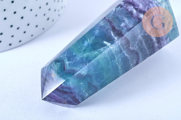 EP Pointe fluorite naturelle 8.6cm, pointe hexagonale fluorite, pierre semi-precieuse, séance lithothérapie, la pièce G6706