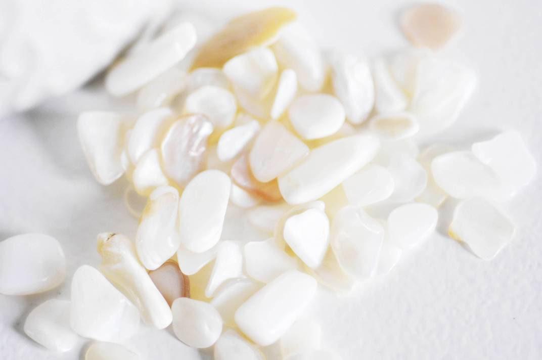 EP Sable coquillage nacre naturelle 7.5-13mm non percé, Sachet 20 grammes G0256