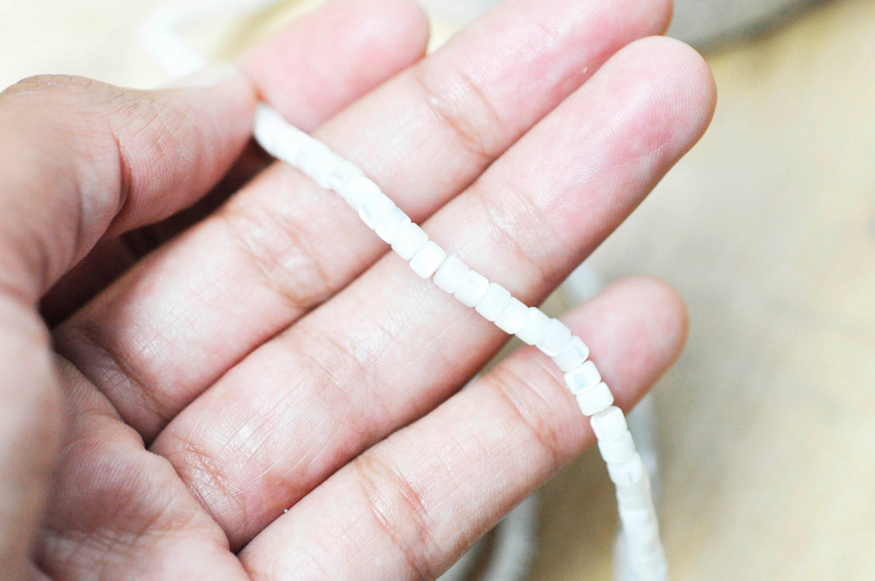 EP perle nacre blanche naturelle heishi 2.5x4mm, le fil de 65 perles G4139