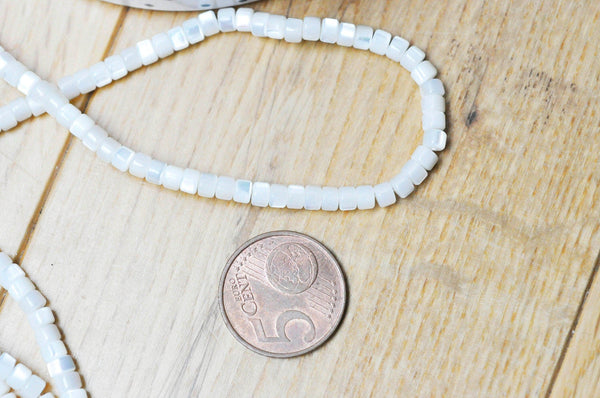 EP perle nacre blanche naturelle heishi 2.5x4mm, le fil de 65 perles G4139