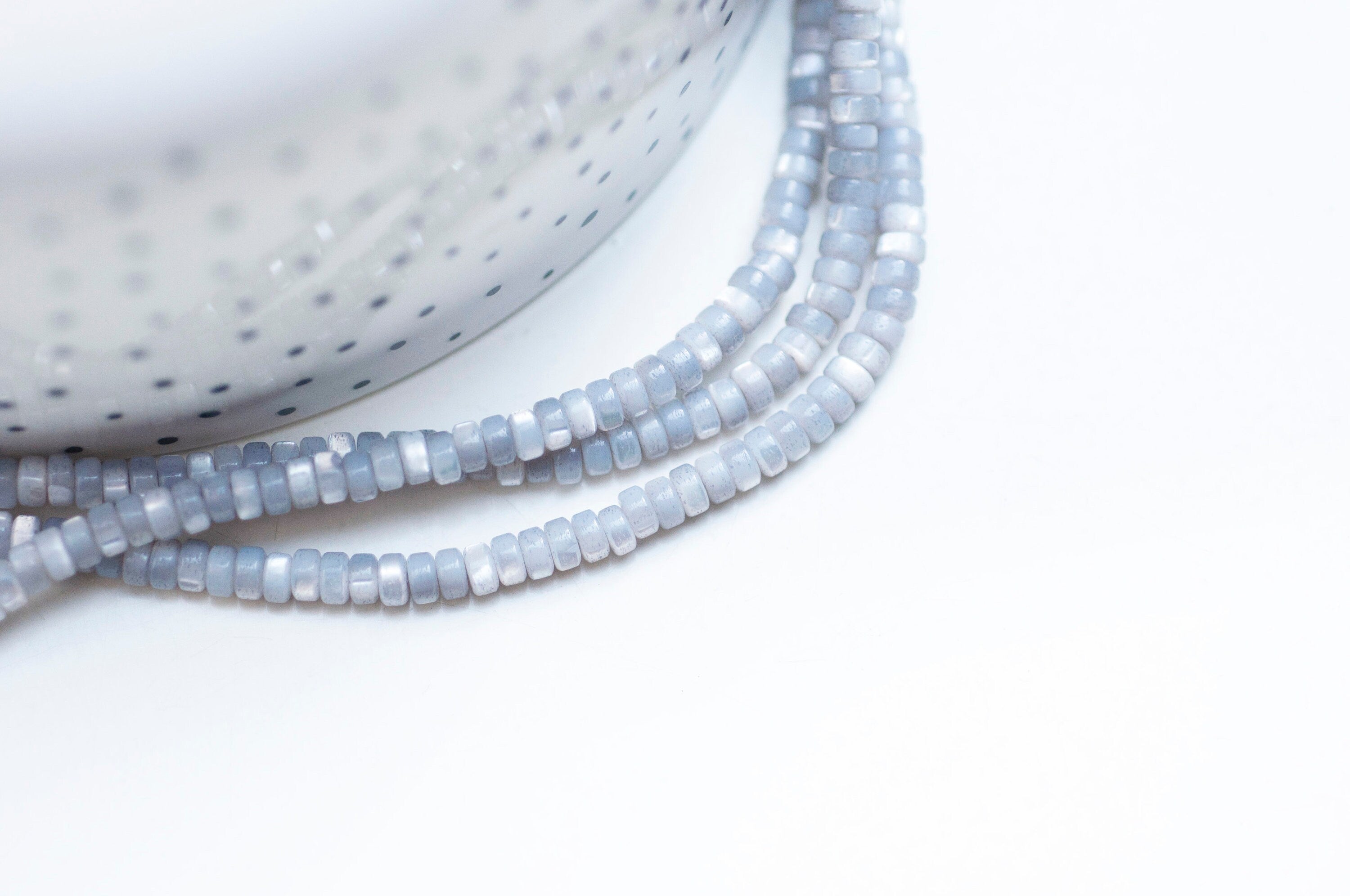 EP-perle nacre naturelle heishi gris pastel,tube coquillage coloré,perle coquillage,création bijoux,2x4mm, le fil de 185 perles G4769