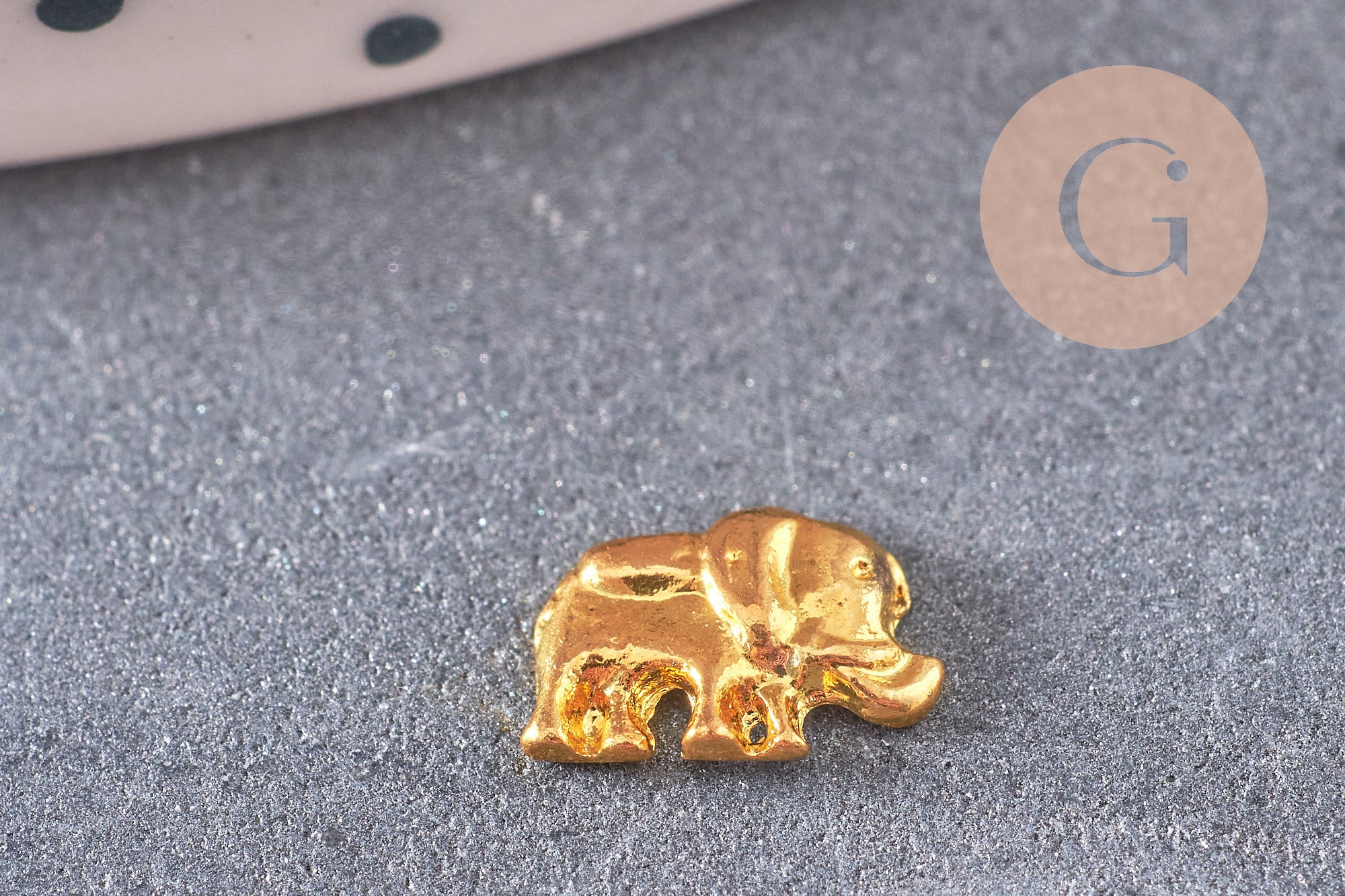 Éléphant à coller zamac doré 4x7mm,fournitures à coller pour décorer pierres et bijoux, x3 (G5280)