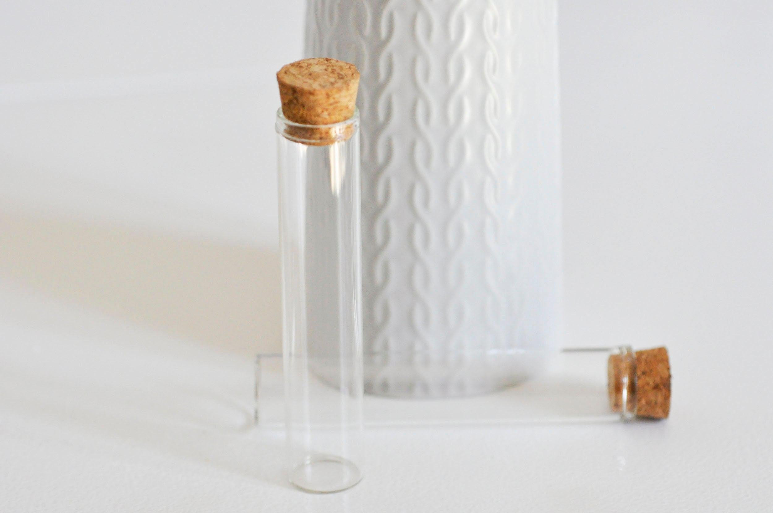 Eprouvette en verre et bouchon en liège 10.95cm, bouteille verre,cloche verre,tube verre, création bijoux, x1, G0143