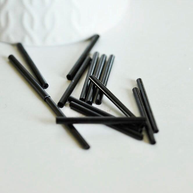 Grandes perles rocaille Tube noir 20x2.5mm, x 10gr (G3155)