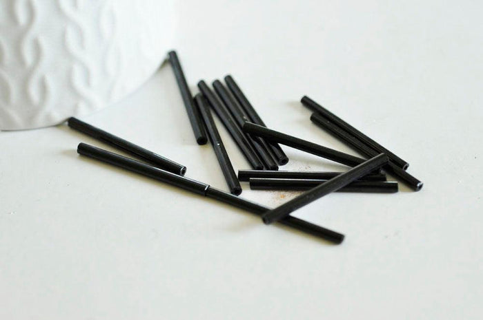 Grandes perles rocaille Tube noir 20x2.5mm, x 10gr (G3155)
