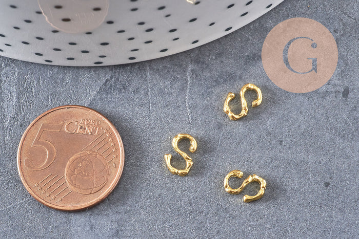 Lettre à coller zamac doré,fournitures à coller pour décorer pierres et bijoux en inclusion résine,8x6mm, x 2 (G3766)