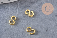 Lettre à coller zamac doré,fournitures à coller pour décorer pierres et bijoux en inclusion résine,8x6mm, x 2 (G3766)