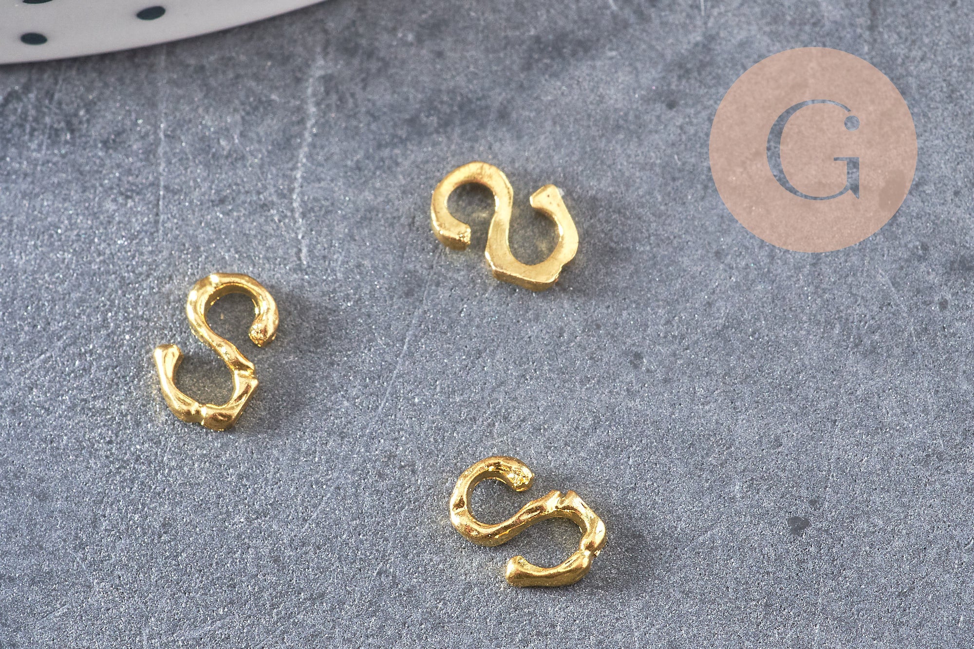 Lettre à coller zamac doré,fournitures à coller pour décorer pierres et bijoux en inclusion résine,8x6mm, x 2 (G3766)