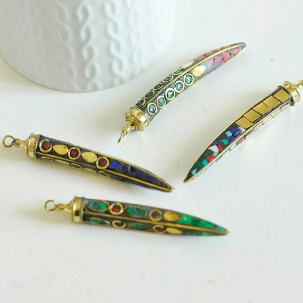 Pendentif Corne en laiton et pierres, pierre naturelle, pendentif doré, pendentif pierre, pendentif tibétain, 60mm,G2965