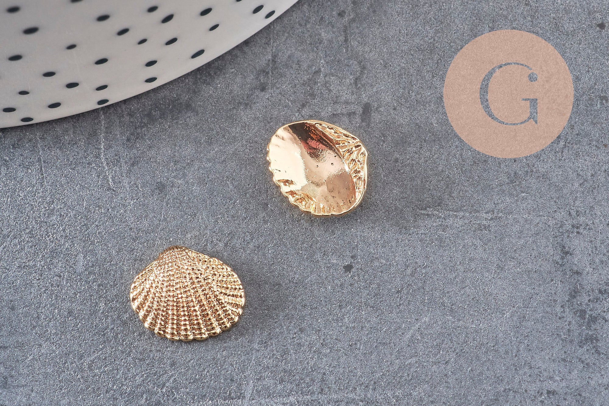 Pendentif coquillage doré 14K 13mm, x2 (G0664)