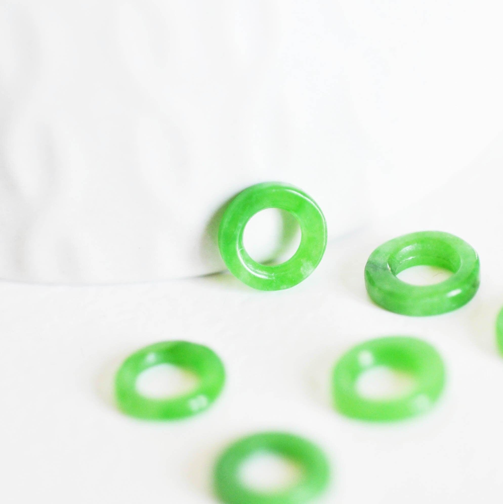 Pendentif donut jade vert teinté,pendentif jade, pendentif pierre,jade naturel, jade vert,jade vert naturel,9-10mm, x 2,G3096