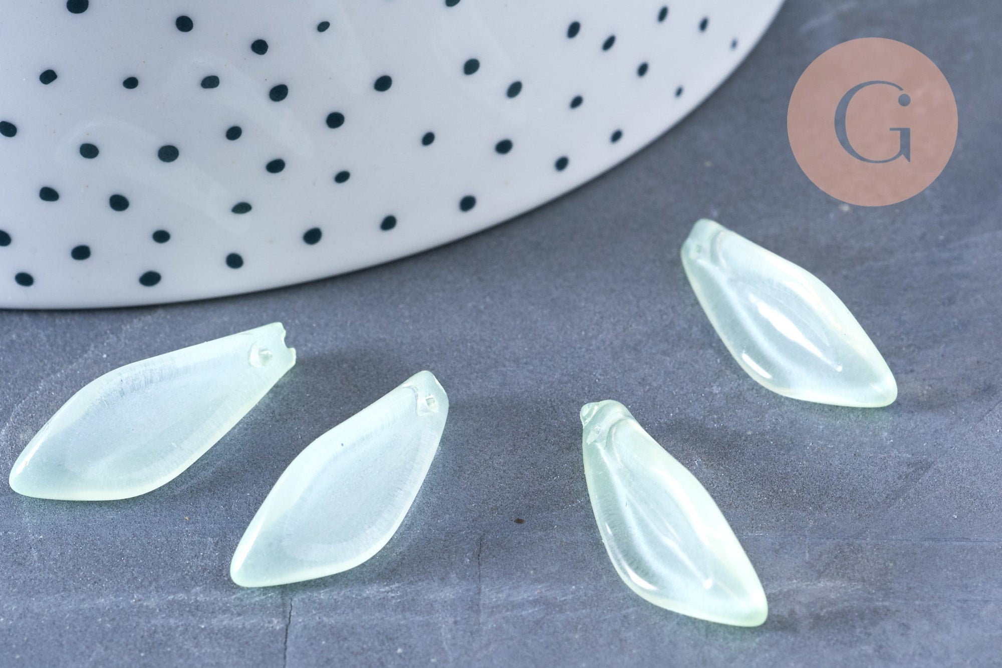 Pendentif feuille verre vert clair 25.5mm ,pendentif verre pour création bijoux,x 10 G6568