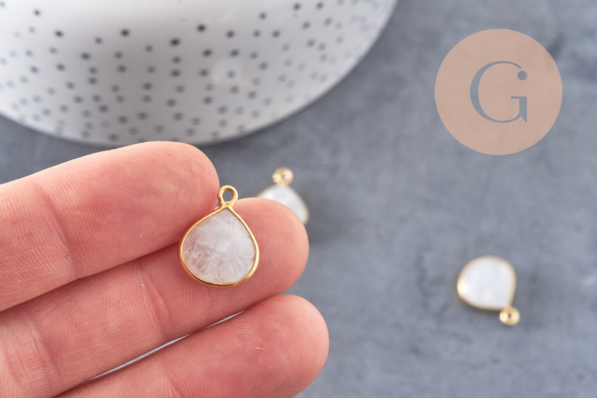 Pendentif goutte pierre de lune naturelle scuptée argent 925 doré 18K 14mm, x1 (G10841)