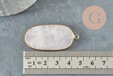 Pendentif hexagone quartz rose naturel 49mm in gold bezel, 4–5 cm, displayed on a dark surface with a ceramic dish edge visible.