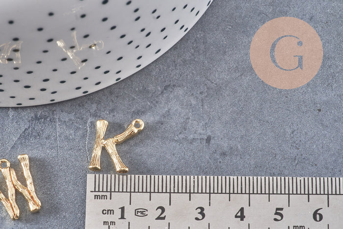 Pendentif lettre bambou zamac doré 18k 14-18mm, x1 (G4810)