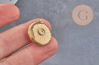 Pendentif locket rond gravé soleil acier 316 inoxydable doré IP 18K 23mm, x1 (G10972)