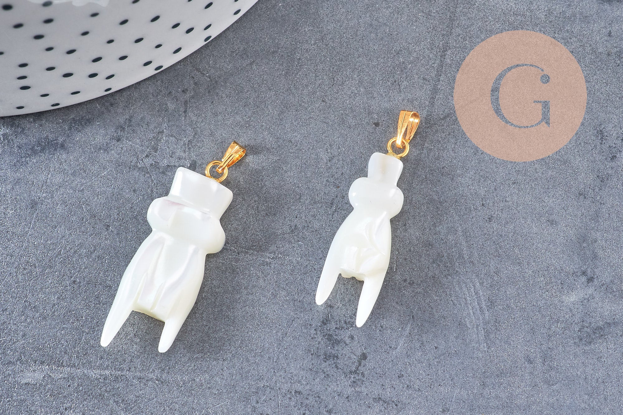Pendentif main nacre blanche naturelle laiton doré 34mm, x1 (G1081)