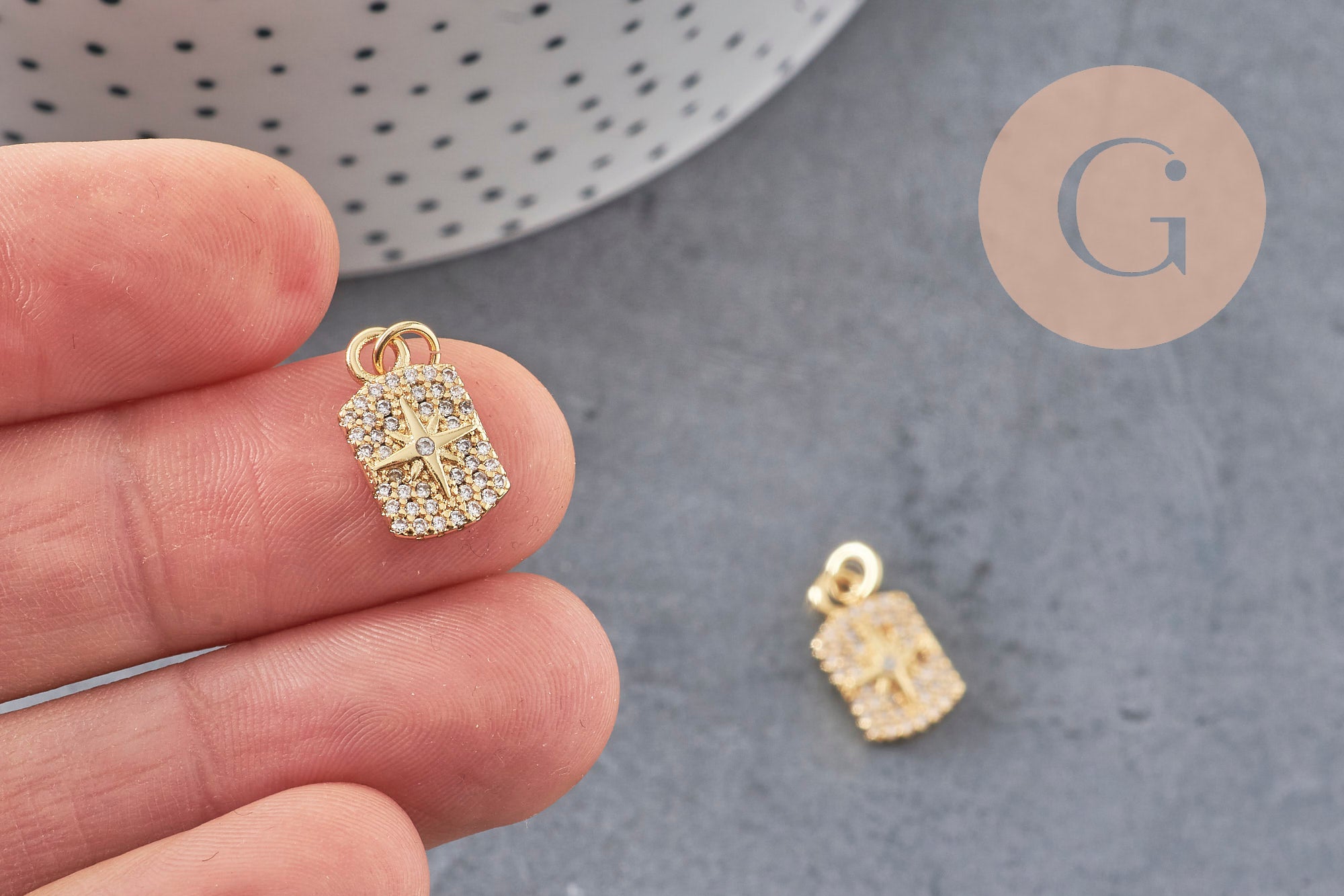 Pendentif médaille rectangle étoile laiton doré zircons, un pendentif doré avec cristaux pour création bijoux,14.5mm, x1 (G3484)
