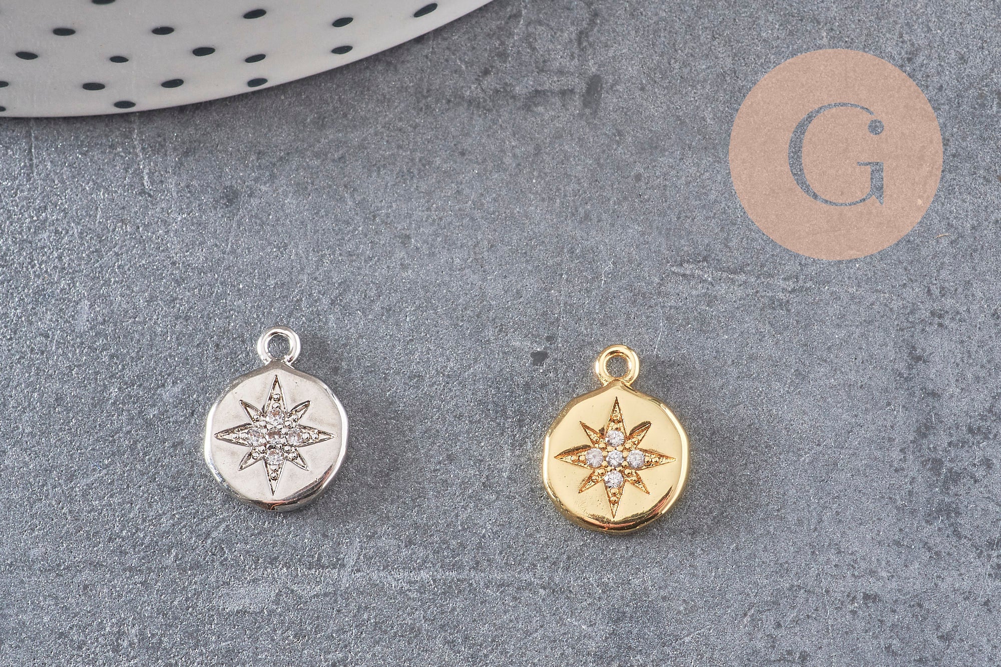 Pendentif médaille ronde étoile laiton doré zircons, pendentif doré avec cristaux pour création bijoux,13mm, x1 (G3471)