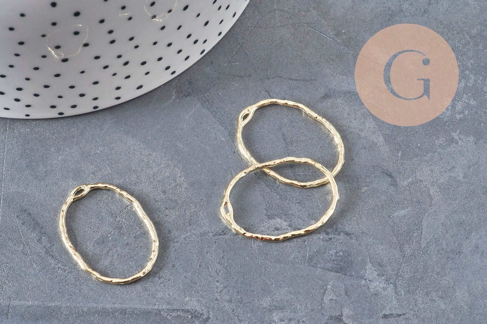 Oval hollowed-out textured gold zamak pendant 30mm, x2 (G11259)