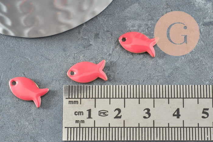Pendentif poisson laiton brut émail rose 13.5mm, x2 (G10130)