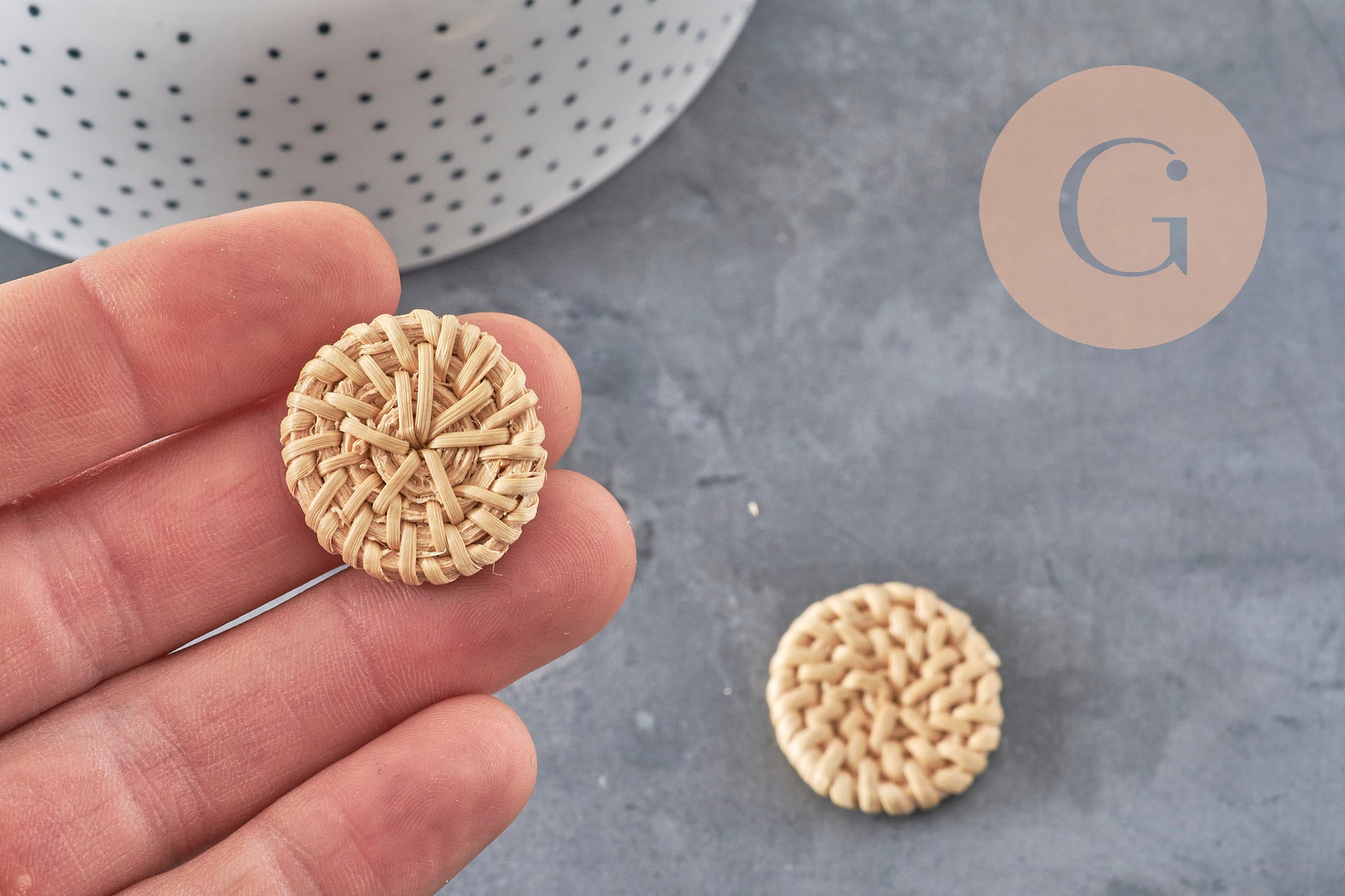 Pendentif rond osier tressé naturel clair 19-25mm, x2 (G2439)