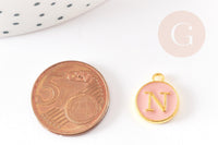 Pendentif rond zamac doré initiale émail rose clair 14mm, x1 (G2933)