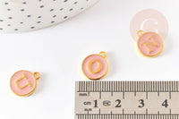 Pendentif rond zamac doré initiale émail rose clair 14mm, x1 (G2933)