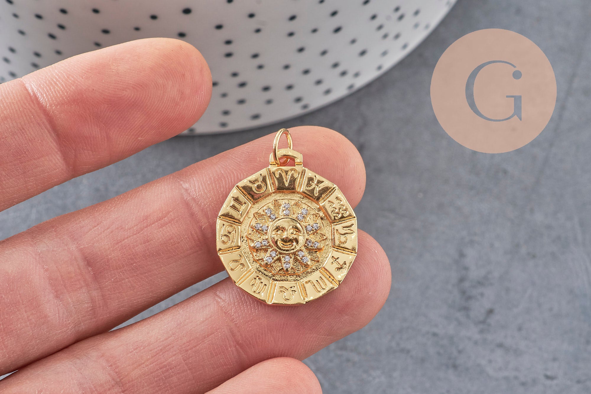 Pendentif soleil zodiaque doré 18K et zircons 21mm, x1 (G4063)