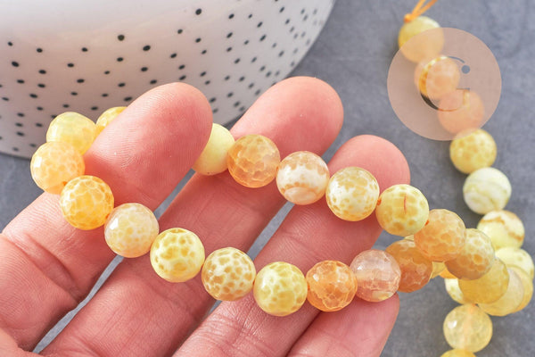 Perle agate feu rayée naturelle jaune facettée 10mm, x1 fil de 39cm (G2649)