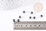 Perle cube hématite de synthèse grise 3mm, fil de 39cm, x1 (G9078)
