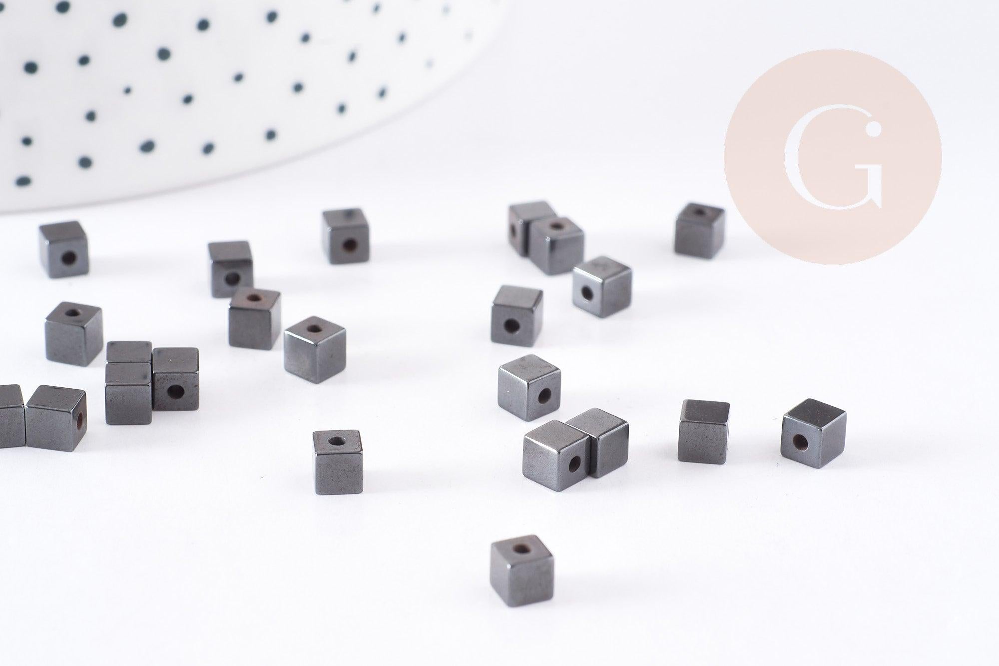 Perle cube hématite de synthèse grise 3mm, fil de 39cm, x1 (G9078)