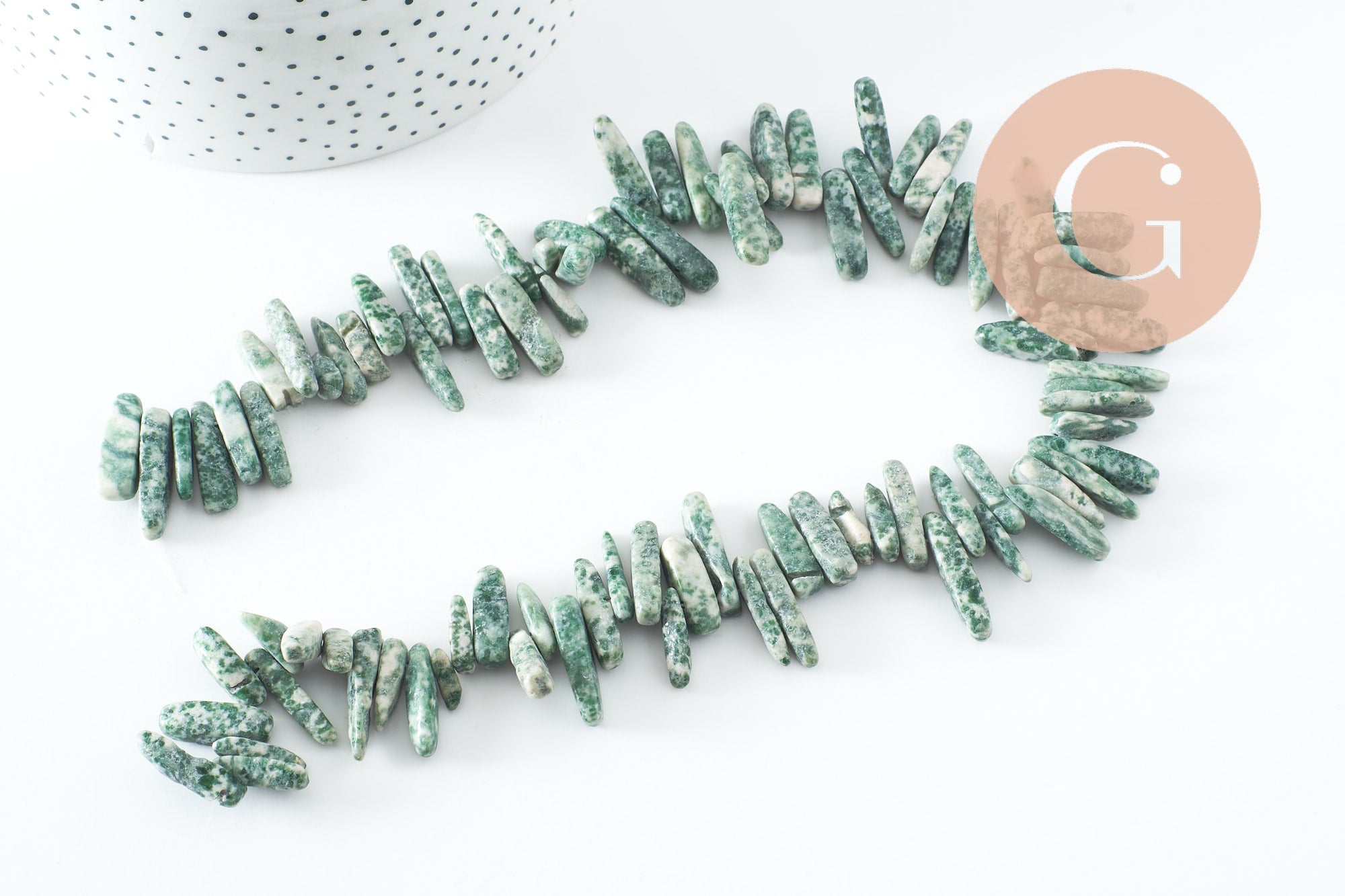 Perle longues en jaspe vert naturel, des perles en pierre pour creation de bijoux en pierre naturelle,13-22mm,fil de 38cm, X1 (G3525)