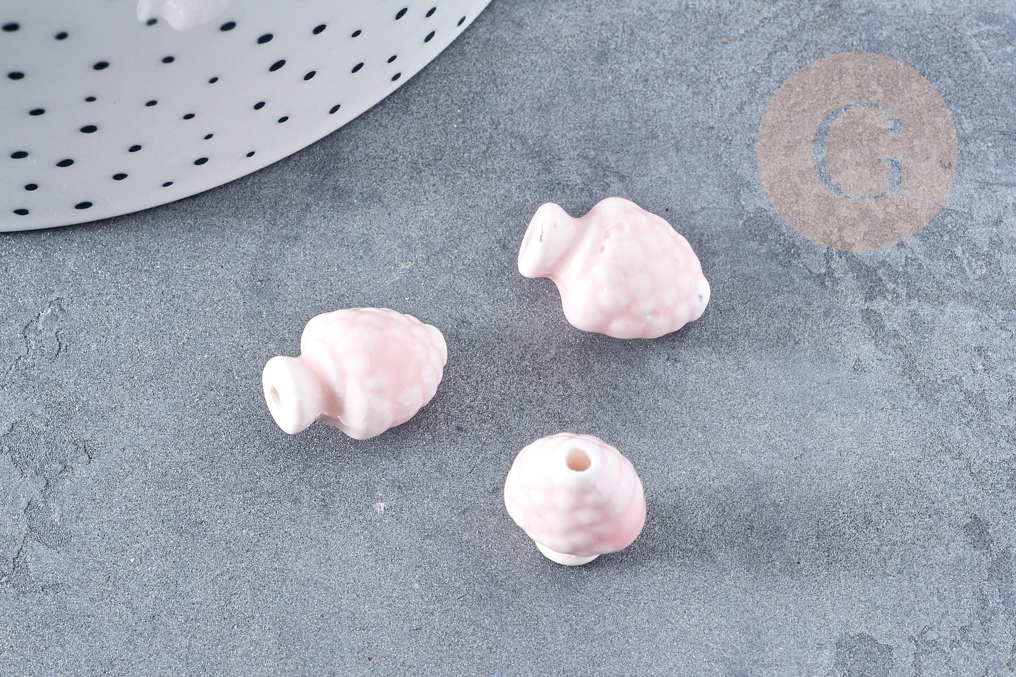 Perle porcelaine rose clair pomme de pin 19mm,perle céramique, céramique blanche, x10 (G8693)