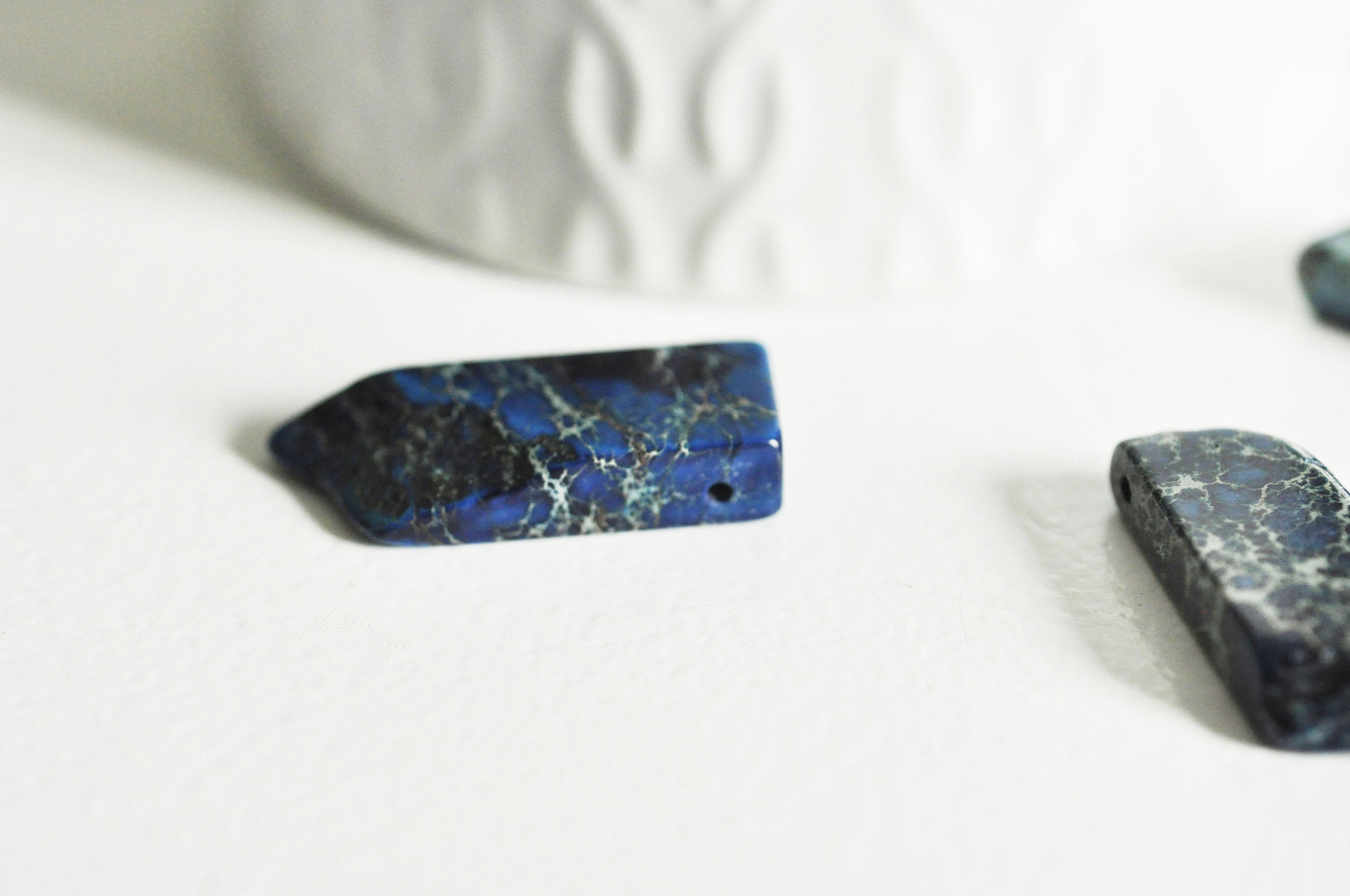 Perle rectangulaire regalite bleue teintée naturelle pour creation de bijoux en pierre naturelle, X2 (G3440)