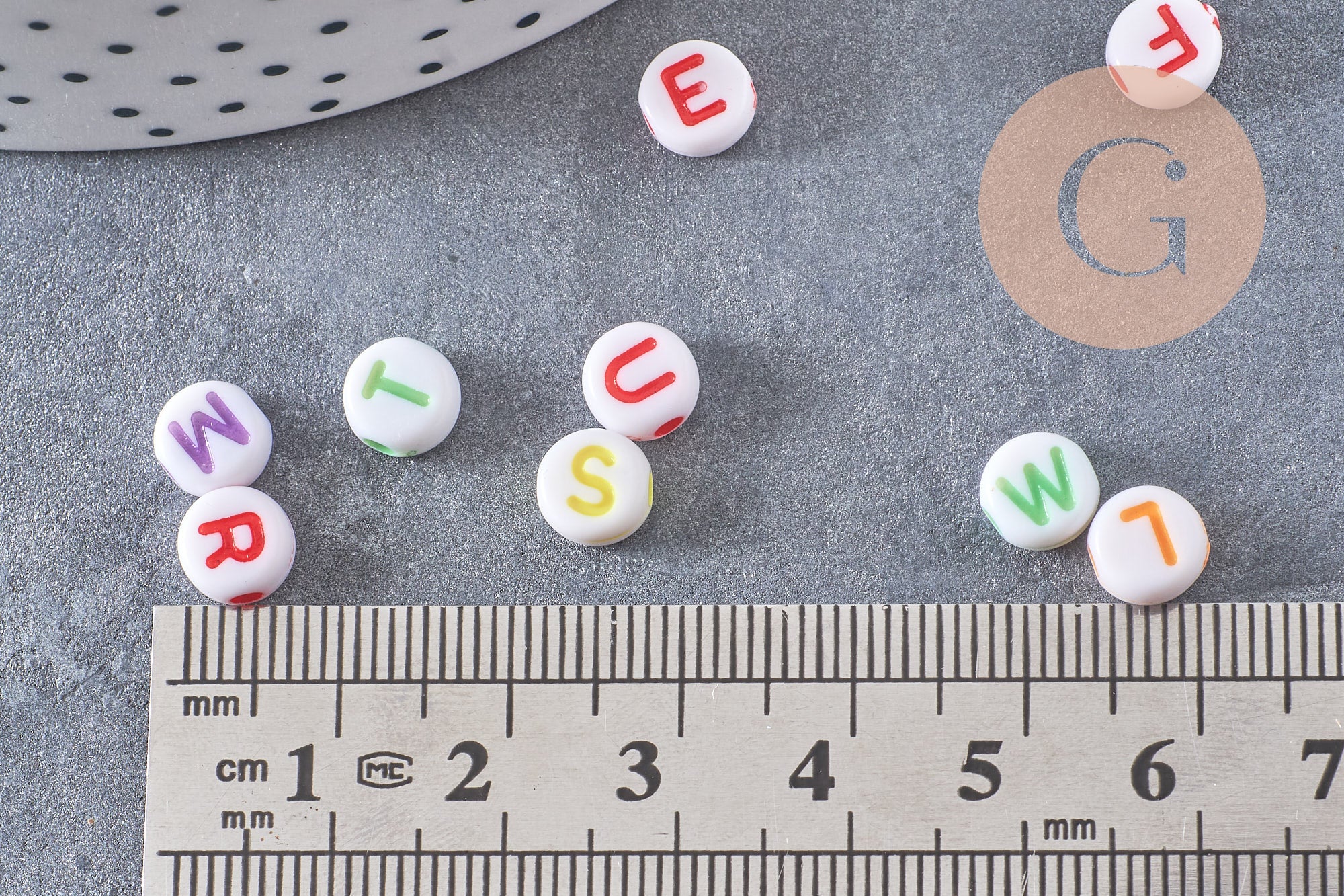 Perle ronde Lettre Alphabet plastique blanc lettre colorée, x 10Gr (G4091)