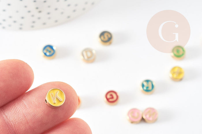 Perle ronde zamac doré initiale émail multicolore 8mm, x1 (G4296)
