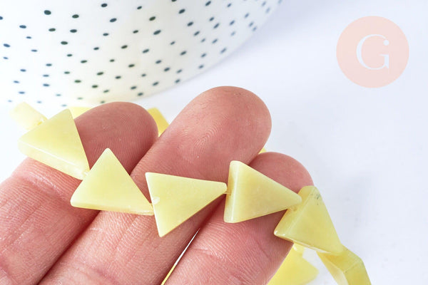 Perle triangle jade jaune ,bijoux pierre naturelle, 14mm, fil de 40cm, x1 (G7166)