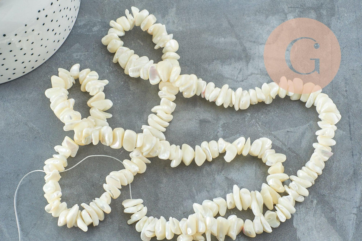 Perles chips coquillage nacre naturelle beige 8-14mm, x1 fil 80cm (G5742)