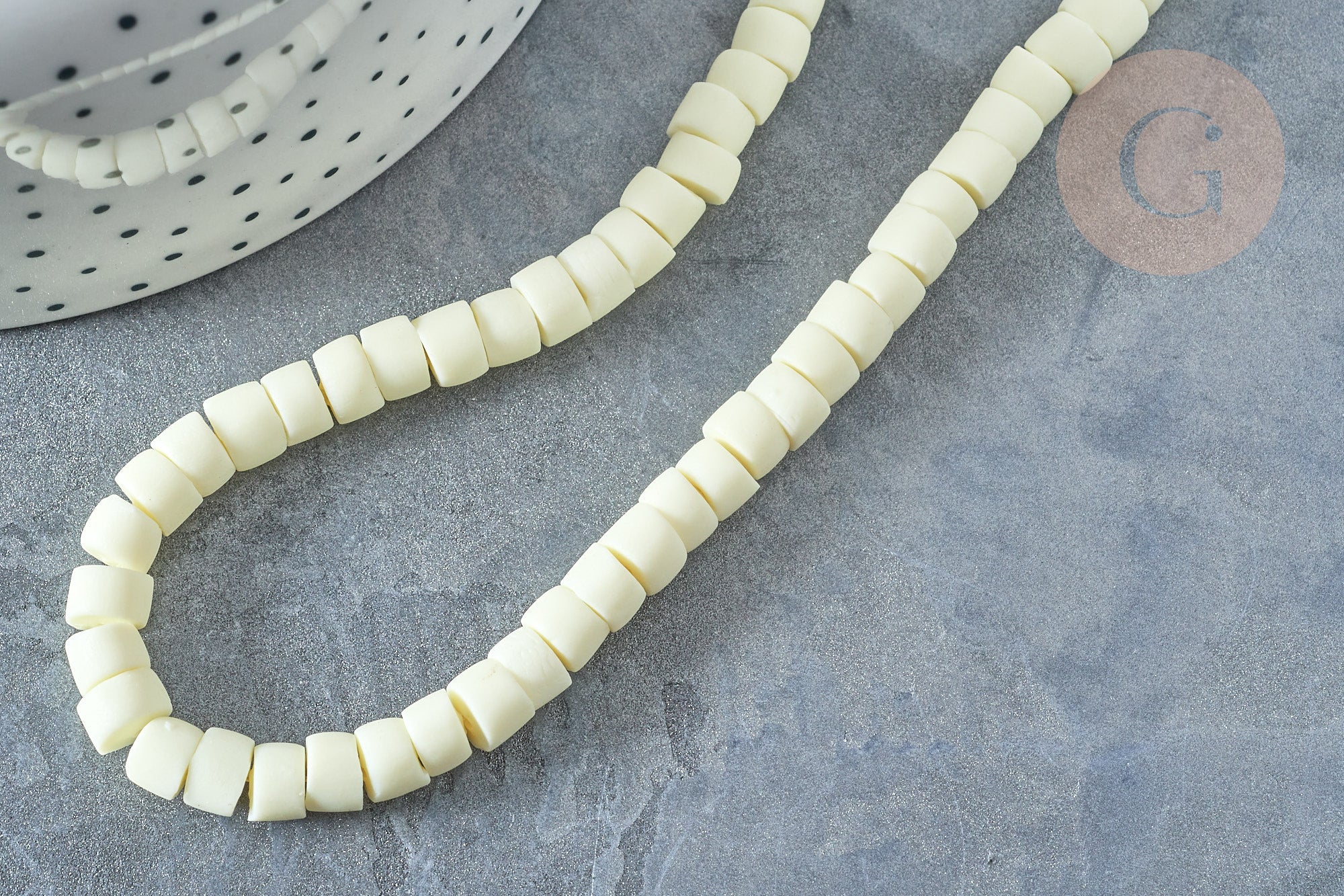 Perles porcelaine heishi jaune clair 6x3~4 mm, bijoux céramique, fil de 48cm, x1 (G7535)