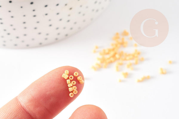 Perles tube jaune opaque façon Delica miyuki 1.5-2mm, x1 sachet de 8gr (G9161)
