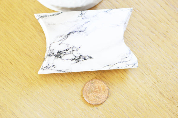 Pochette carton marbré blanc 9.5x5.5cm, x10 G2944