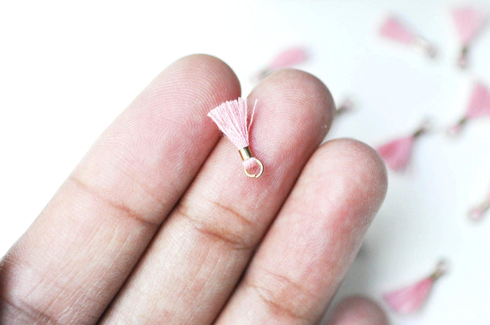 Pompon rose corail polyestère support doré, pompon boucles,fabrication bijoux bohème,10-16mm, x10 (G4261)
