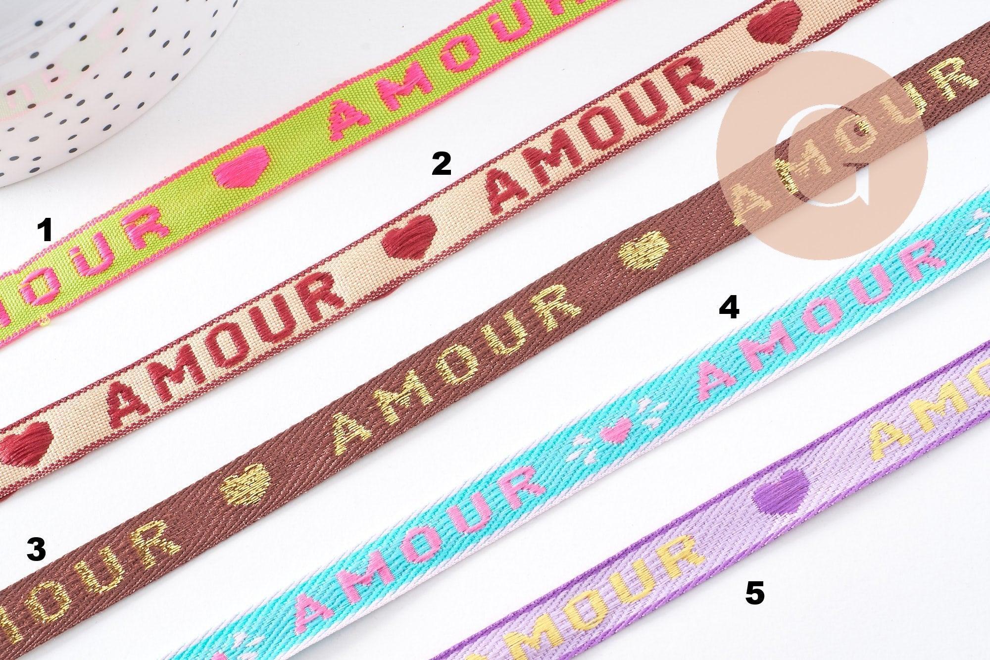 Ruban texte Amour 10mm, un ruban brodé de qualité pour travaux de couture ou création de bijoux, x1 mètre (G10267)