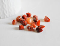 cornaline rouge orange naturelle brute roulée, x20 grammes (G0246)
