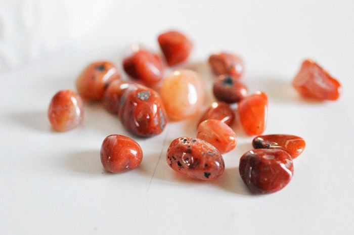 cornaline rouge orange naturelle brute roulée, x20 grammes (G0246)